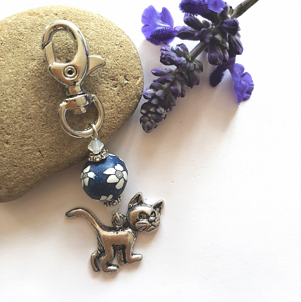 porte cl&eacute;s pendentif argent&eacute; chat et perle bleu marine &agrave; fleur blanche