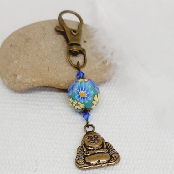 porte cl&eacute; pendentif bouddha bronze et sublime perle violet faite &agrave; la main avec marguerites jaunes/jaune