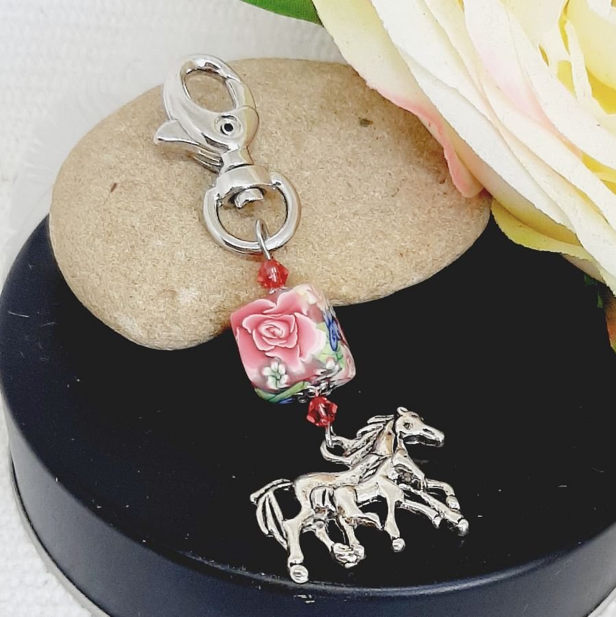 porte clés pendentif chevaux argenté et perle cube roses roses