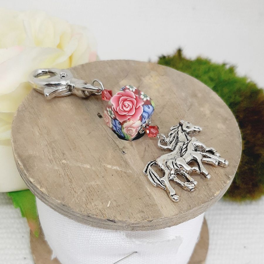 porte clés pendentif chevaux argenté et perle cube roses roses