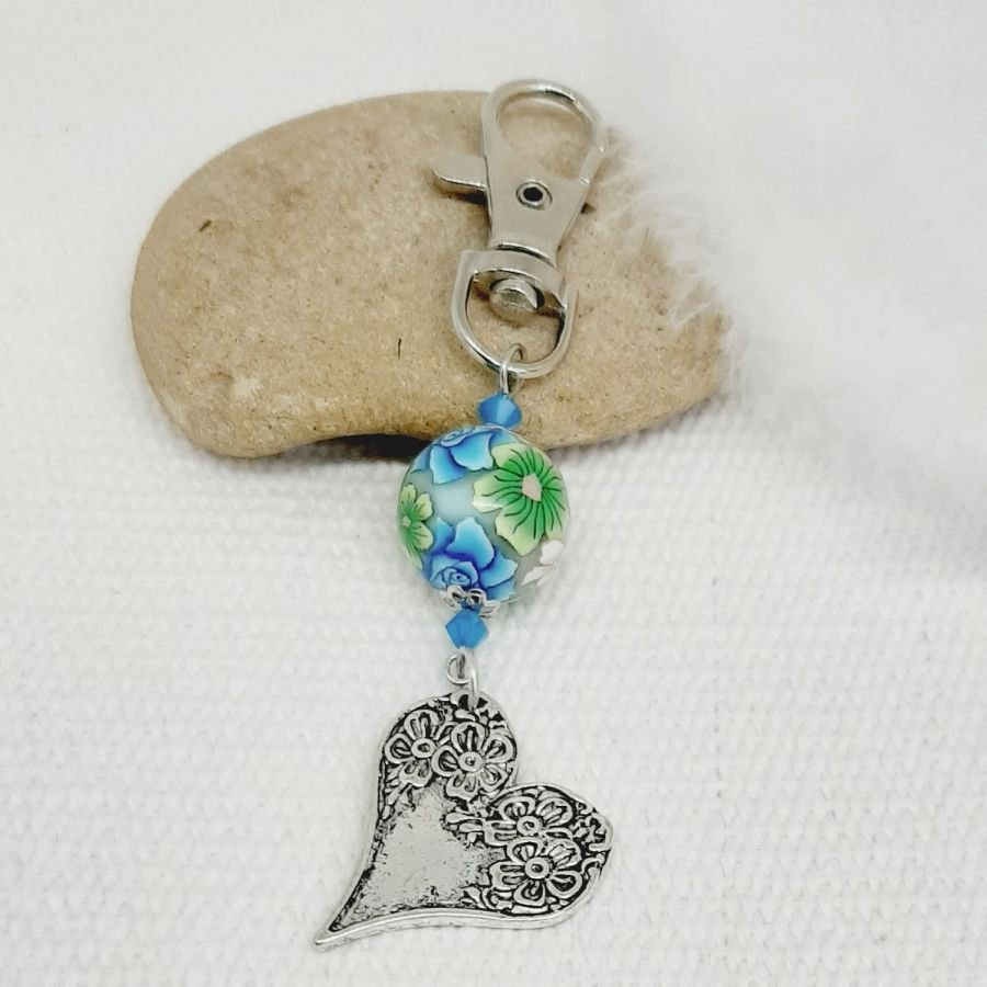 porte clé pendentif coeur en métal argenté et sublime perle bleue faite à la main