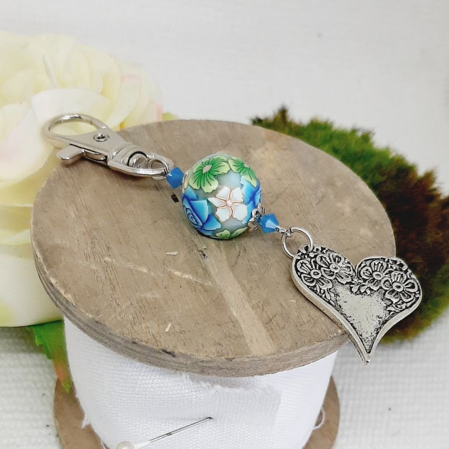porte clé pendentif coeur en métal argenté et sublime perle bleue faite à la main