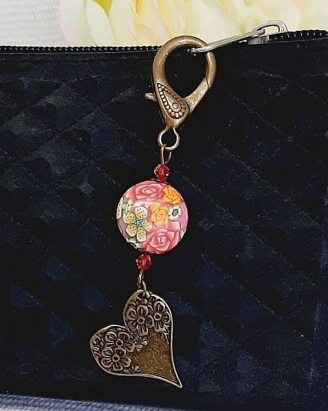 porte cl&eacute; pendentif coeur bronze et magnifique perle en forme de lentille orginale