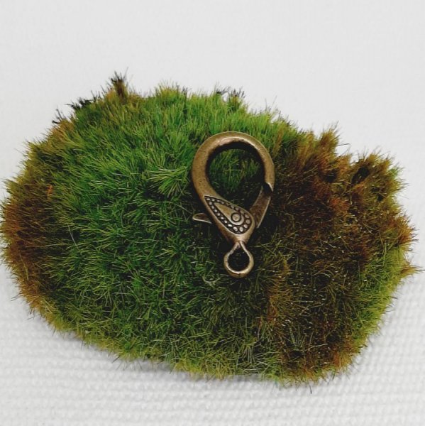 porte clé pendentif arête de poisson bronze et perle turquoise faite à la main en pâte polymère