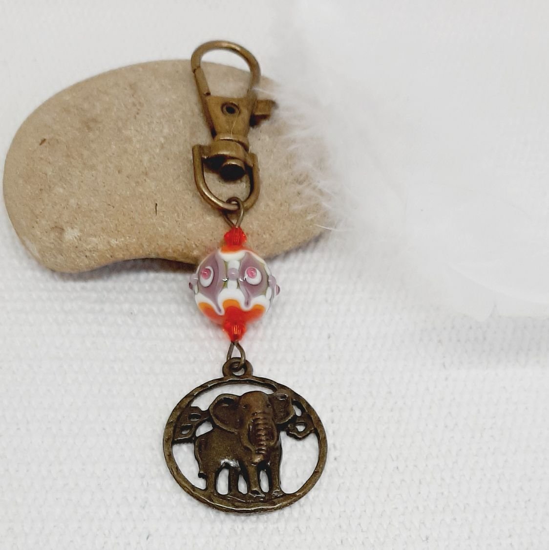 porte clé pendentif éléphant couleur bronze et superbe perle en verre filé faite à la main