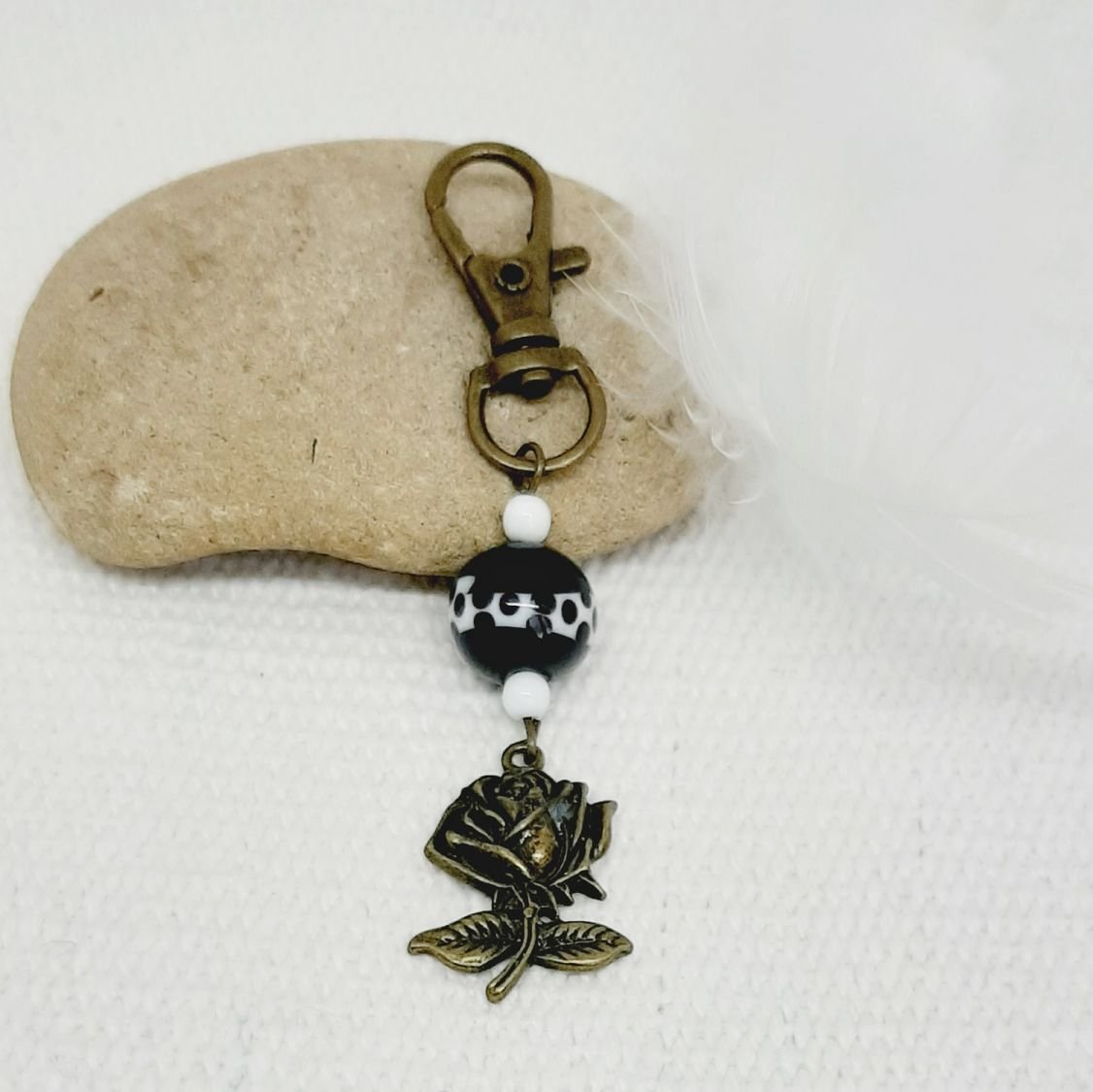 porte clé pendentif au nom d une rose avec perle chic et uinque noir et blanc à pois