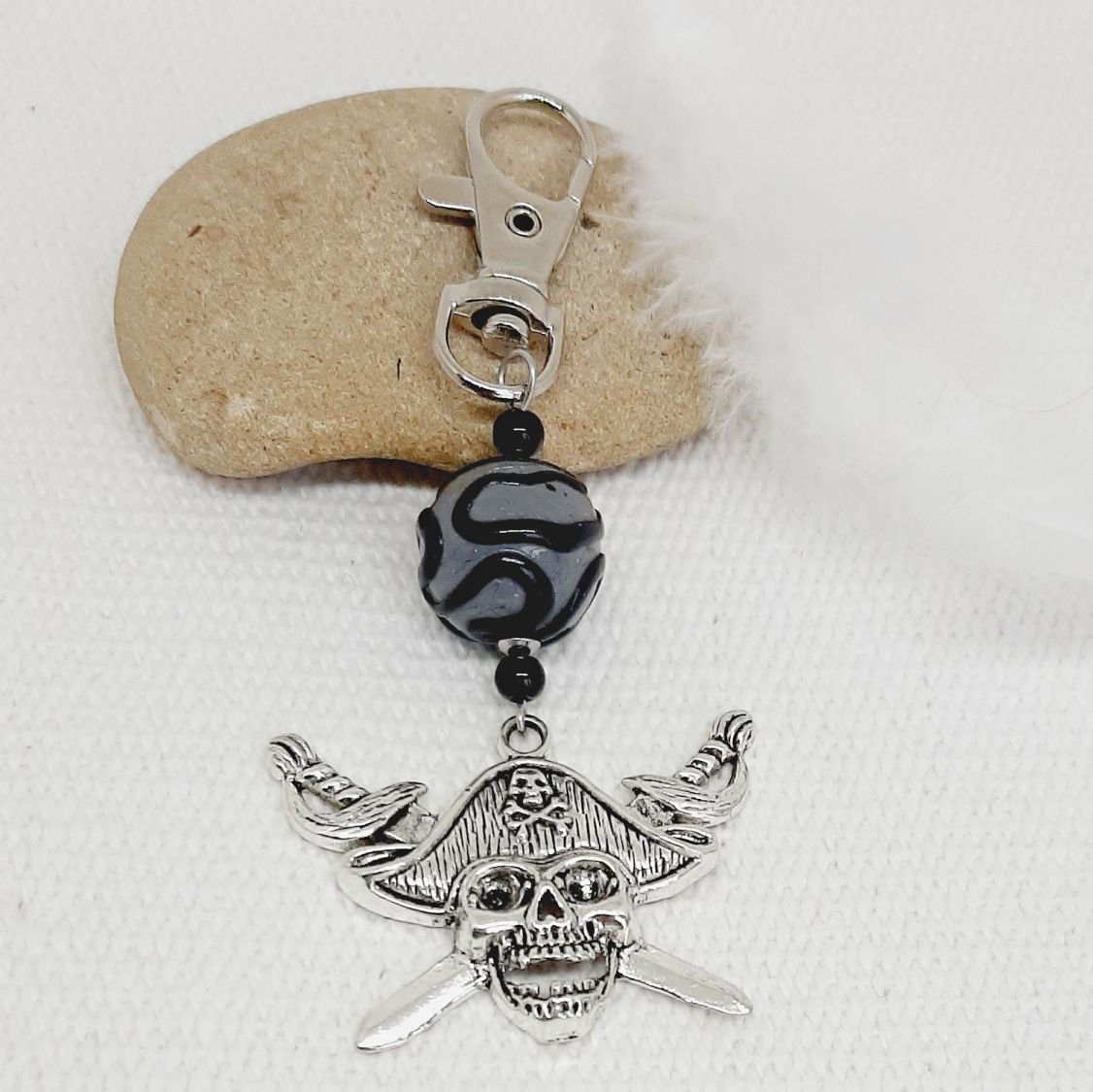 porte clé pendentif pirate garcon et perle grise et noir masculin faite à la main