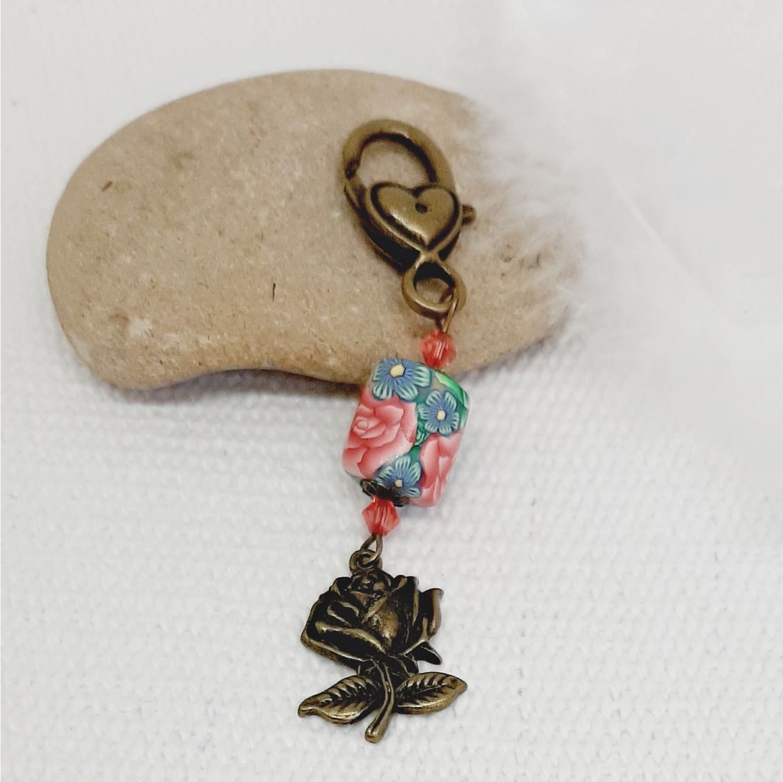 porte clé pendentif rose style rétro bronze et magnifique perle artisanale de forme originale