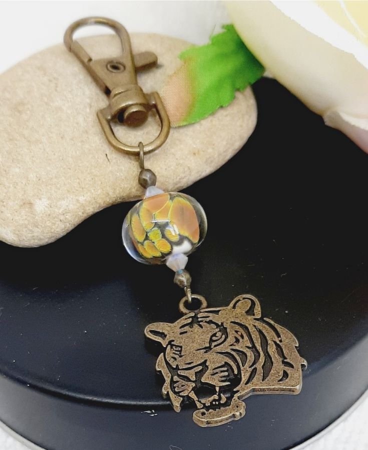 porte clé pendentif tête de tigre couleur bronze et perle artisanale effet peau d'animal