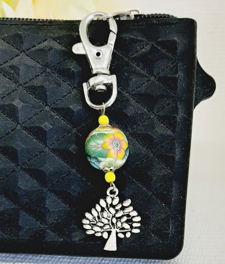 porte clé argenté symbole arbre de vie et perle faite main multicolore