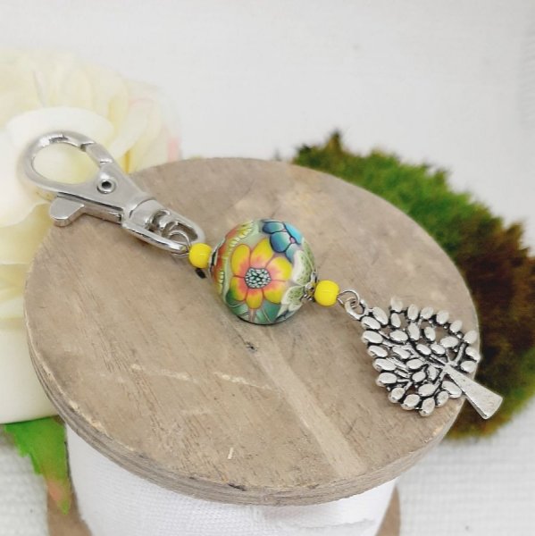 porte clé argenté symbole arbre de vie et perle faite main multicolore
