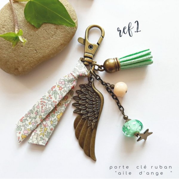 Porte clé ou bijou de sac avec pendentif aile d'ange couleur bronze dans les tons pastels tendres