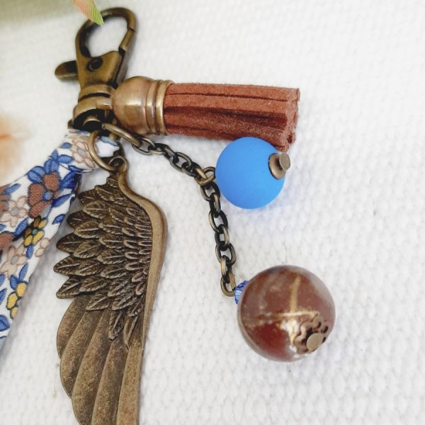 Porte clé ou bijou de sac avec pendentif aile d'ange couleur bronze couleur marron et bleu 