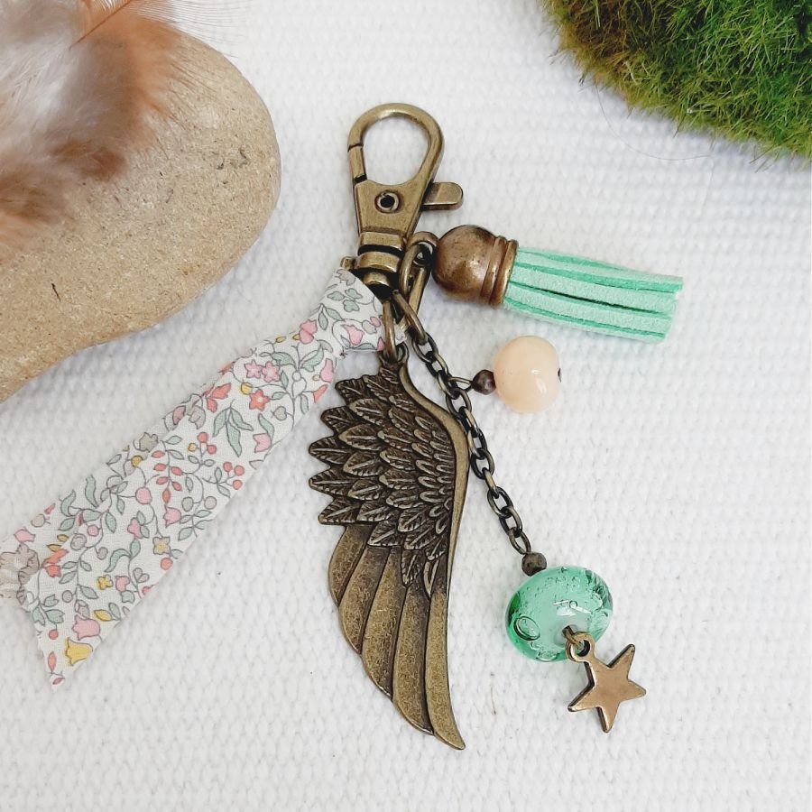 Porte clé ou bijou de sac avec pendentif aile d'ange couleur bronze dans les tons pastels tendres
