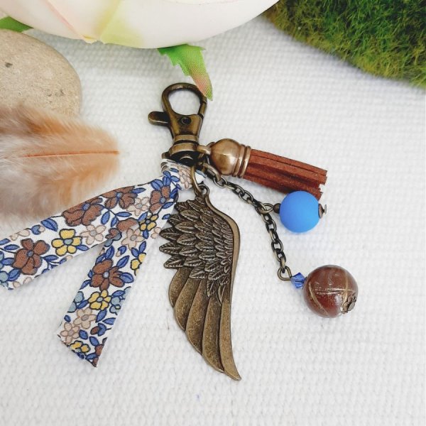 Porte clé ou bijou de sac avec pendentif aile d'ange couleur bronze couleur marron et bleu 