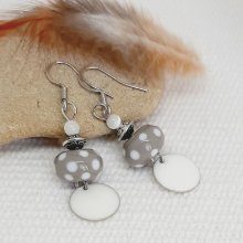 boucles d'oreille blanc et gris à pois avec perles faites à la main en verre filé