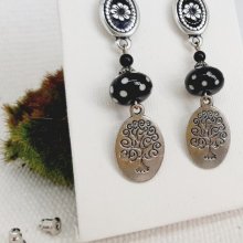 boucles d'oreilles sobres et originales en verre filé perle noire à pois blancs faires à la main