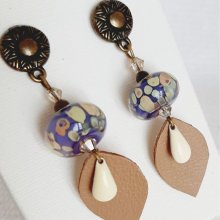 boucles d'oreilles pendantes createur avec perle en verre filé et feuille de cuir faite à la mainnté brillant et perle faite à la main en verre filé