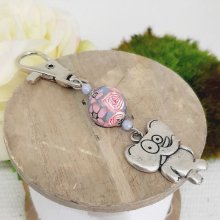 porte clé argenté avec elephant stylisé humour et perle faite main rose et mauve