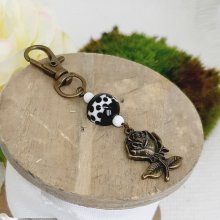 porte clé pendentif au nom d une rose avec perle chic et uinque noir et blanc à pois