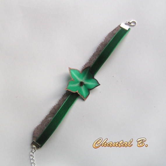 Bracelet dentelle velours et sa fleur soie verte peinte