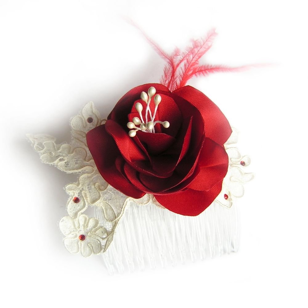 collier de mariage dentelle ivoire fleur de satin rouge et plumes 