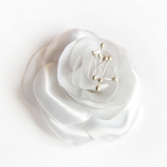 fleur de satin blanc et pistils faite main pour accessoire mariage