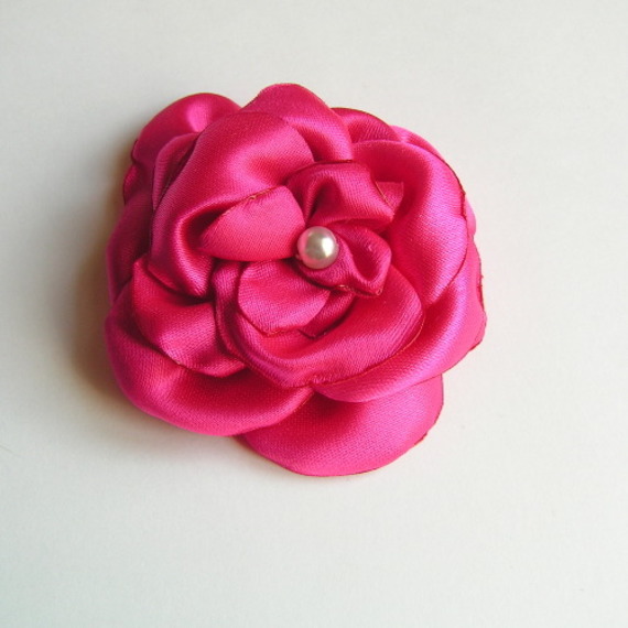 fleur de satin rose fuchsia et perle nacrée faite main pour accessoire mariage