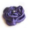 fleur de satin violet et perle nacrée faite main pour accessoire mariage