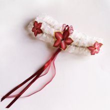 Jarretière de mariée fleurs de soie rouges sur dentelle blanche et organza