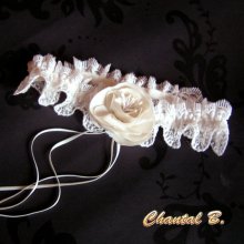 jarretière mariage dentelle festonnée ivoire fleur de satin au coeur de pistils ivoire et rubans