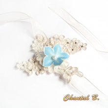Bracelet dentelle ivoire fleur de soie bleue et strass manchette de mariage