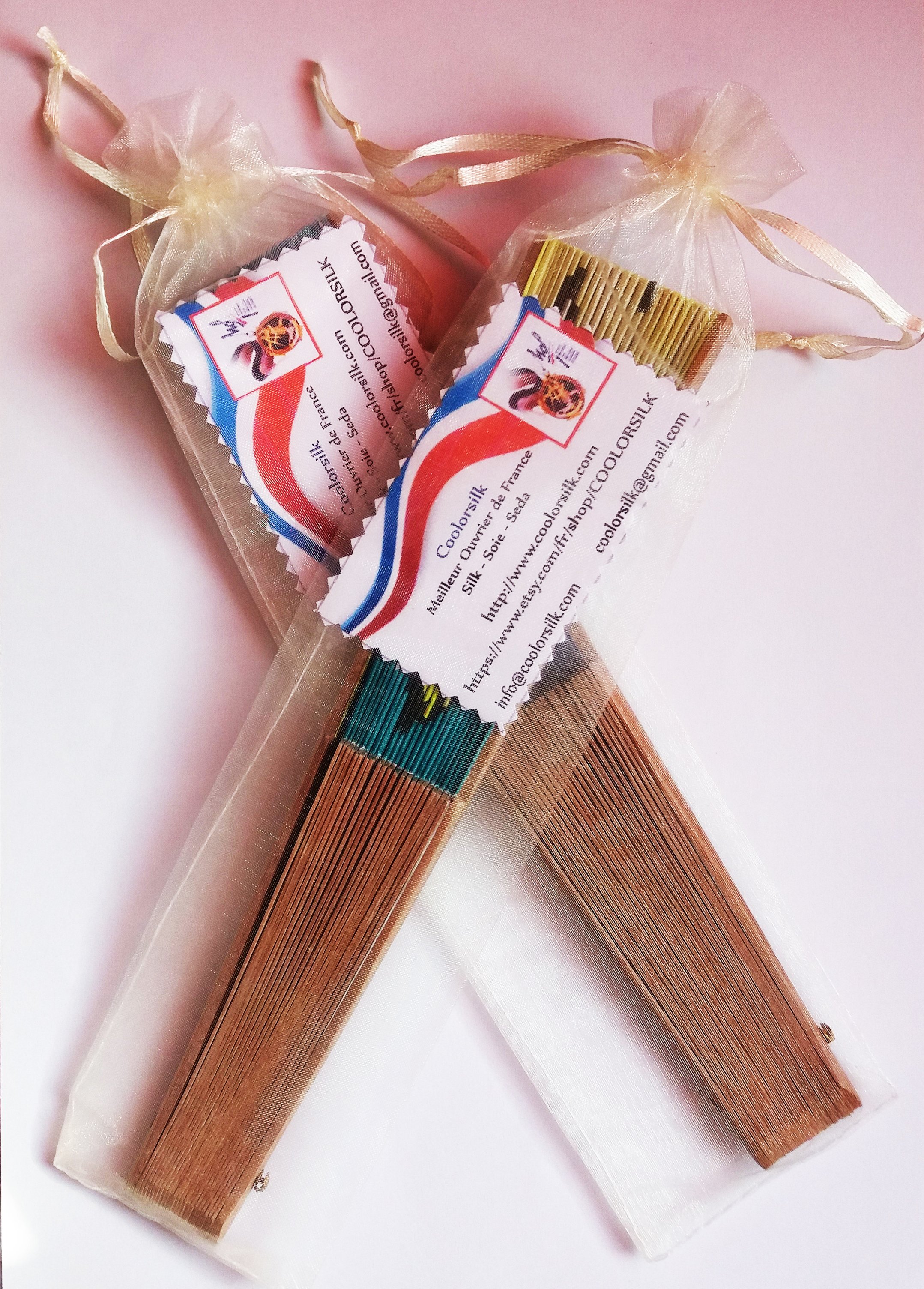 Eventail en soie dessin&eacute; et peint &agrave; la main 