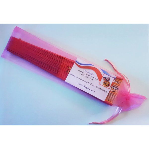 Un bel &eacute;ventail en soie dessin&eacute; et peint &agrave; la main pour une journ&eacute;e parfaite "Jour J"