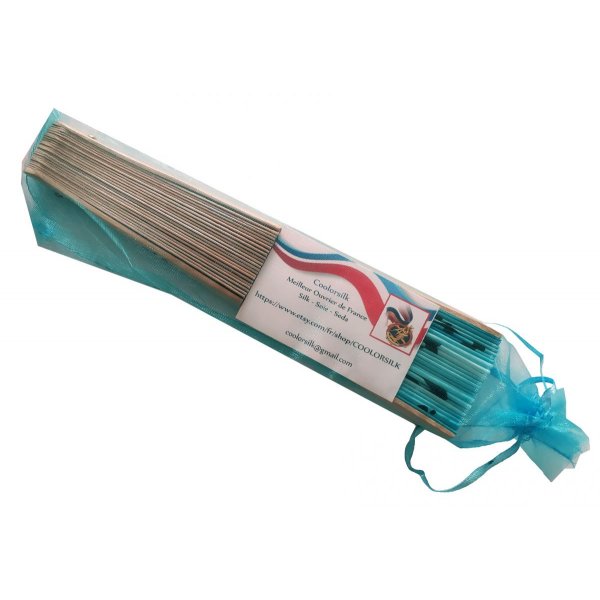 Un bel &eacute;ventail en soie dessin&eacute; et peint &agrave; la main pour une journ&eacute;e parfaite "Love me"