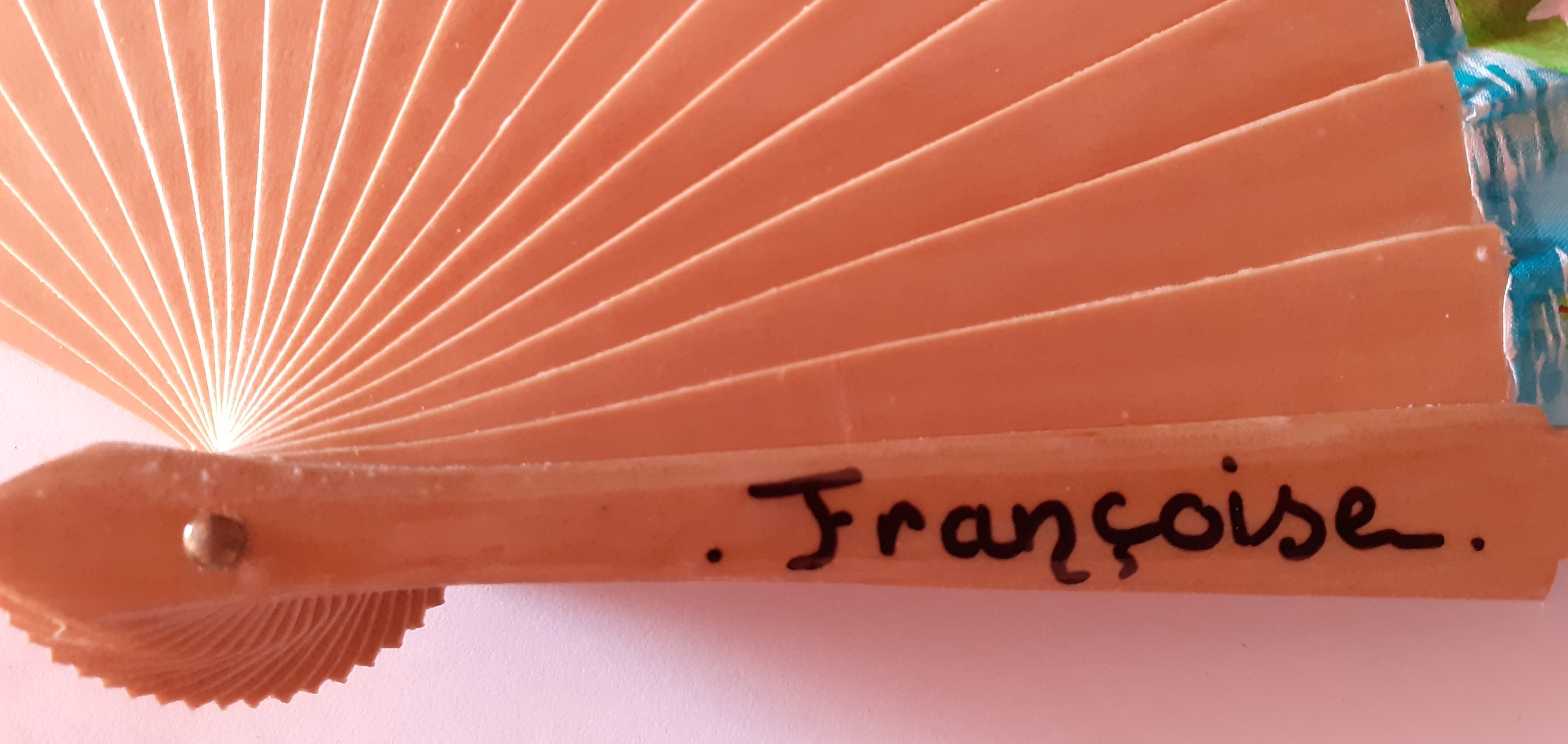 Eventail en satin  dessin&eacute; et peint &agrave; la main "Une petite pens&eacute;e"