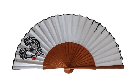 Fleur de mon coeur, &eacute;ventail en satin dessin&eacute; et peint &agrave; la main 