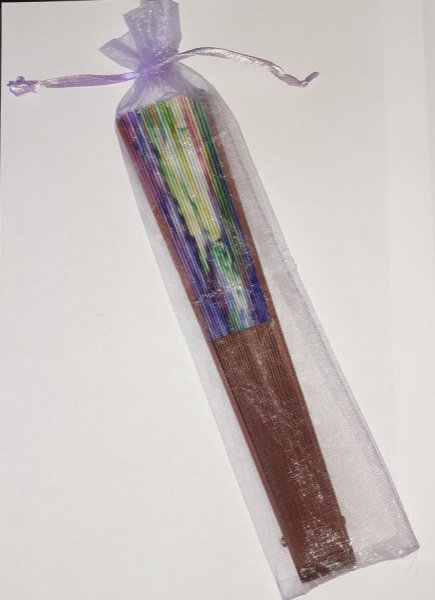 Eventail en satin dessin&eacute; et peint &agrave; la main "Aurora"