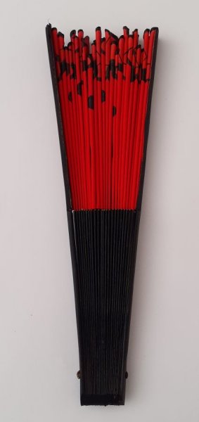 Eventail en satin dessin&eacute; et peint &agrave; la main "Malaga"