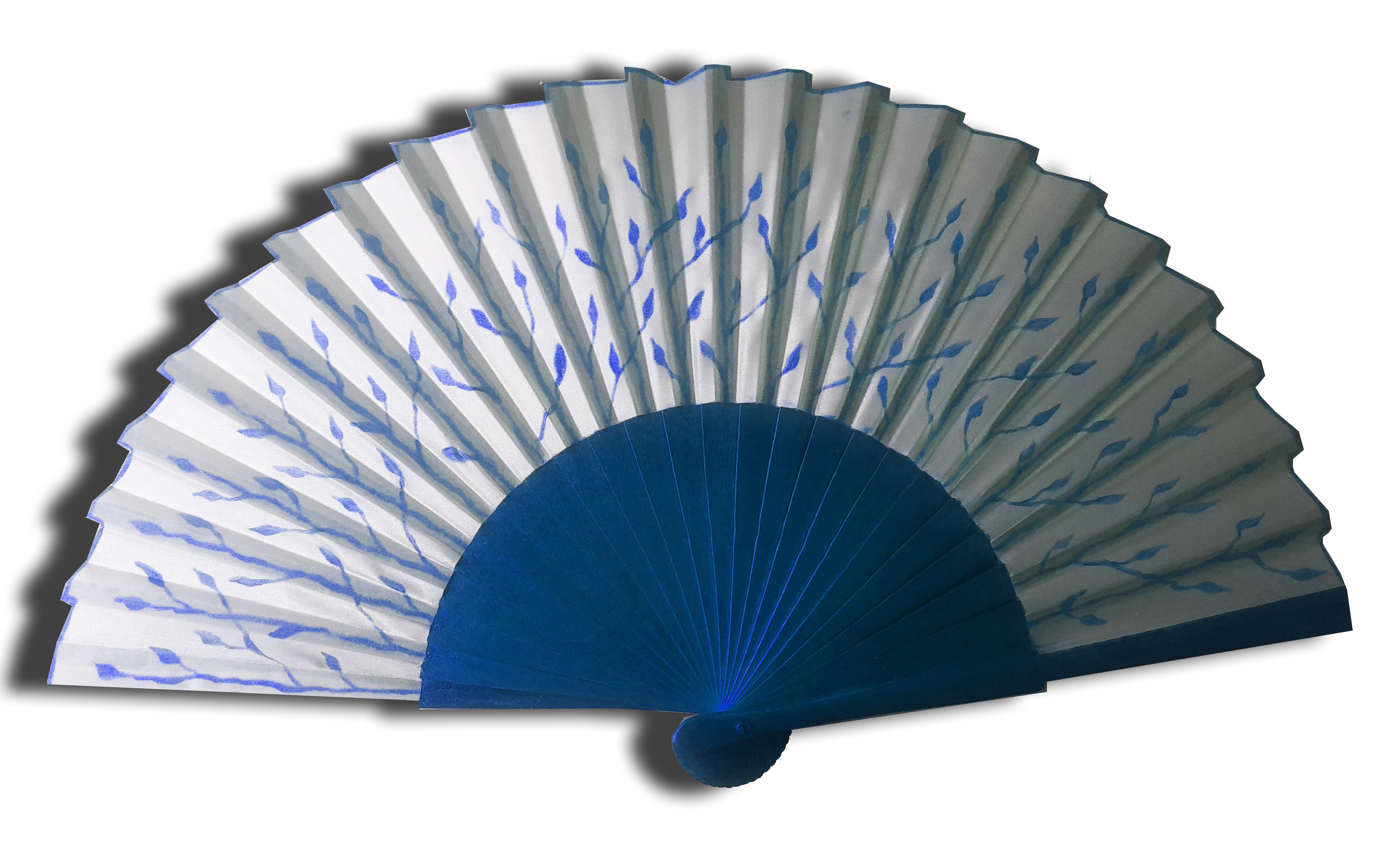 Eventail en soie dessin&eacute; et peint &agrave; la main 