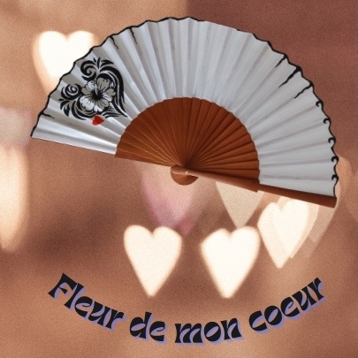 Fleur de mon coeur, &eacute;ventail en satin dessin&eacute; et peint &agrave; la main 
