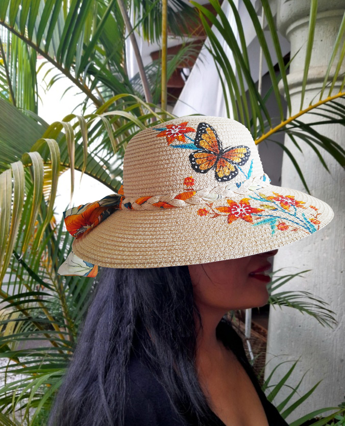 Chapeau en paille enduite peint à la main motifs fleurs.