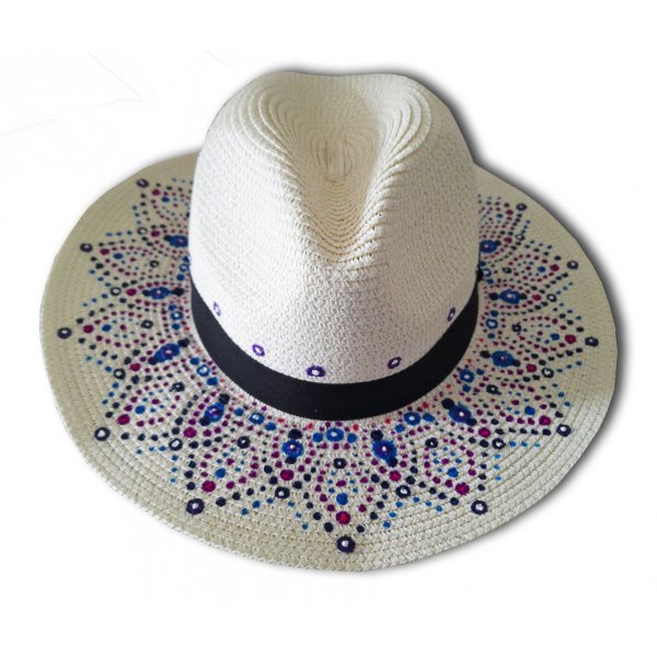 Un joli chapeau style Panama en paille enduite pour une meilleure protection