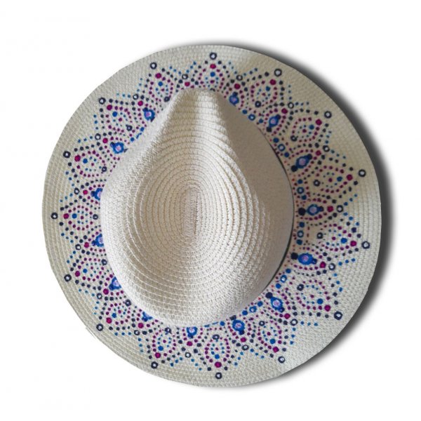Un joli chapeau style Panama en paille enduite pour une meilleure protection