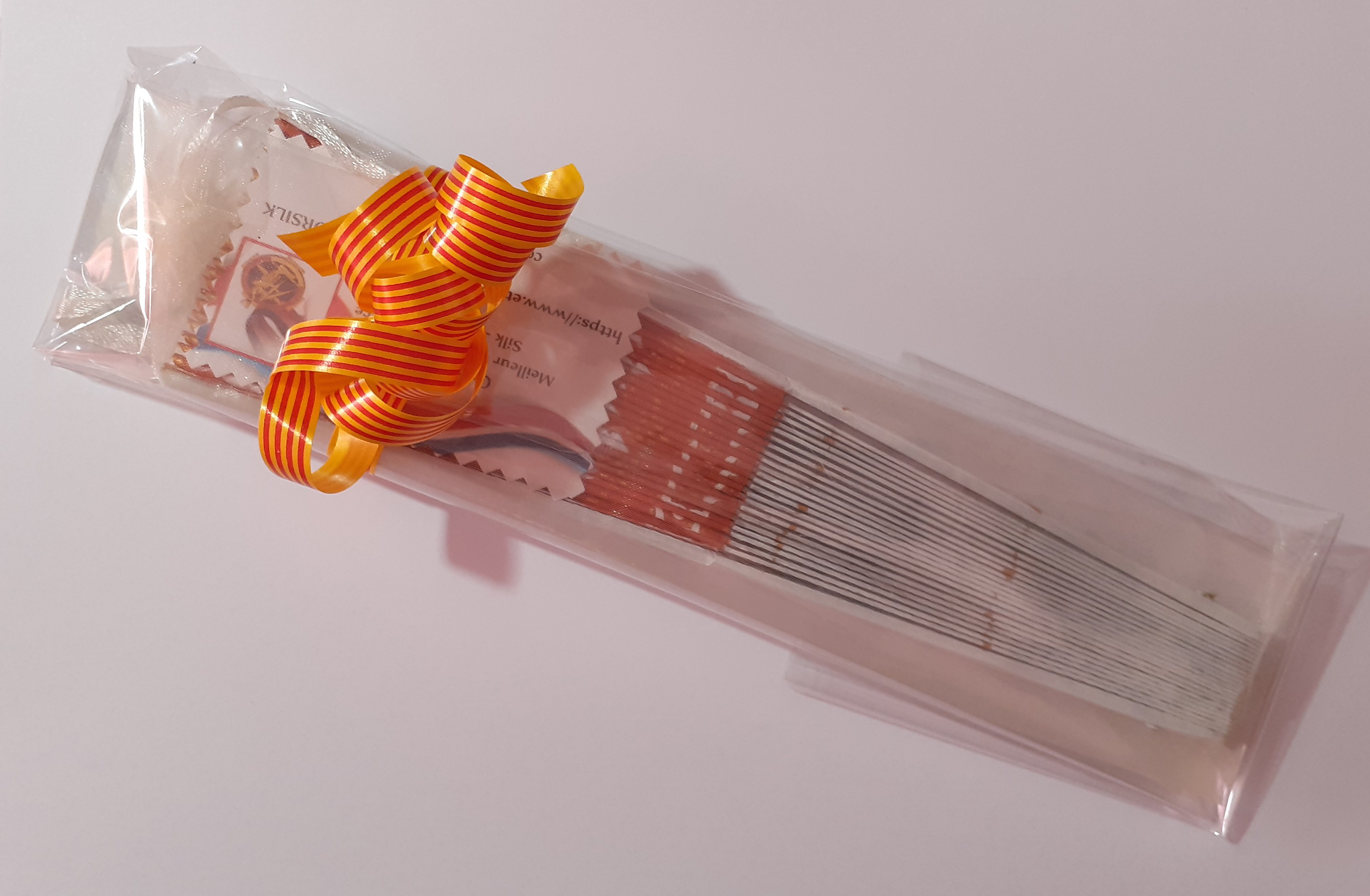 Eventail en soie dessin&eacute; et peint &agrave; la main "Guitara"