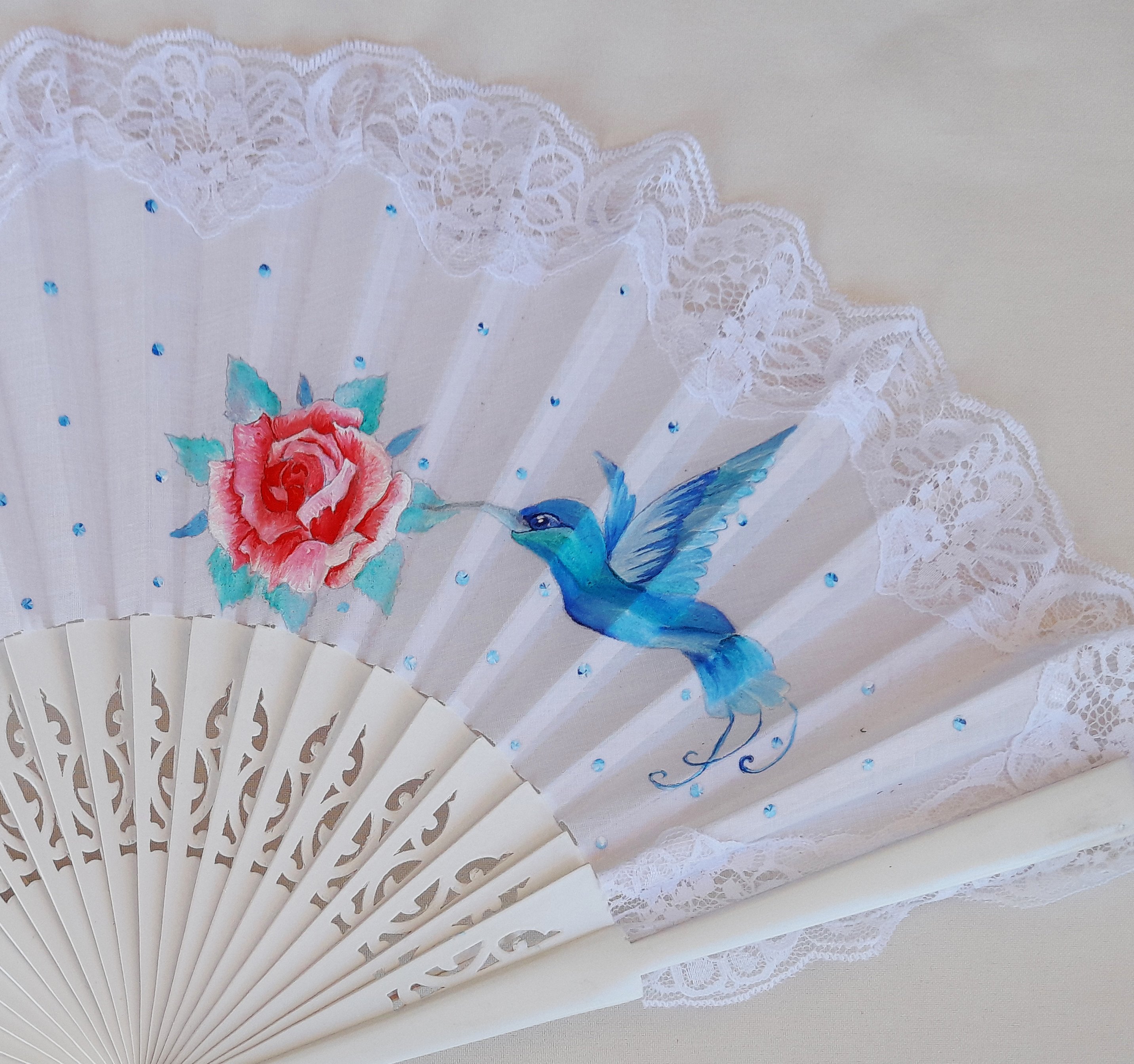 Un grand &eacute;ventail dessin&eacute; et peint &agrave; la main, un belle pi&egrave;ce customis&eacute;e d'une dentelle 