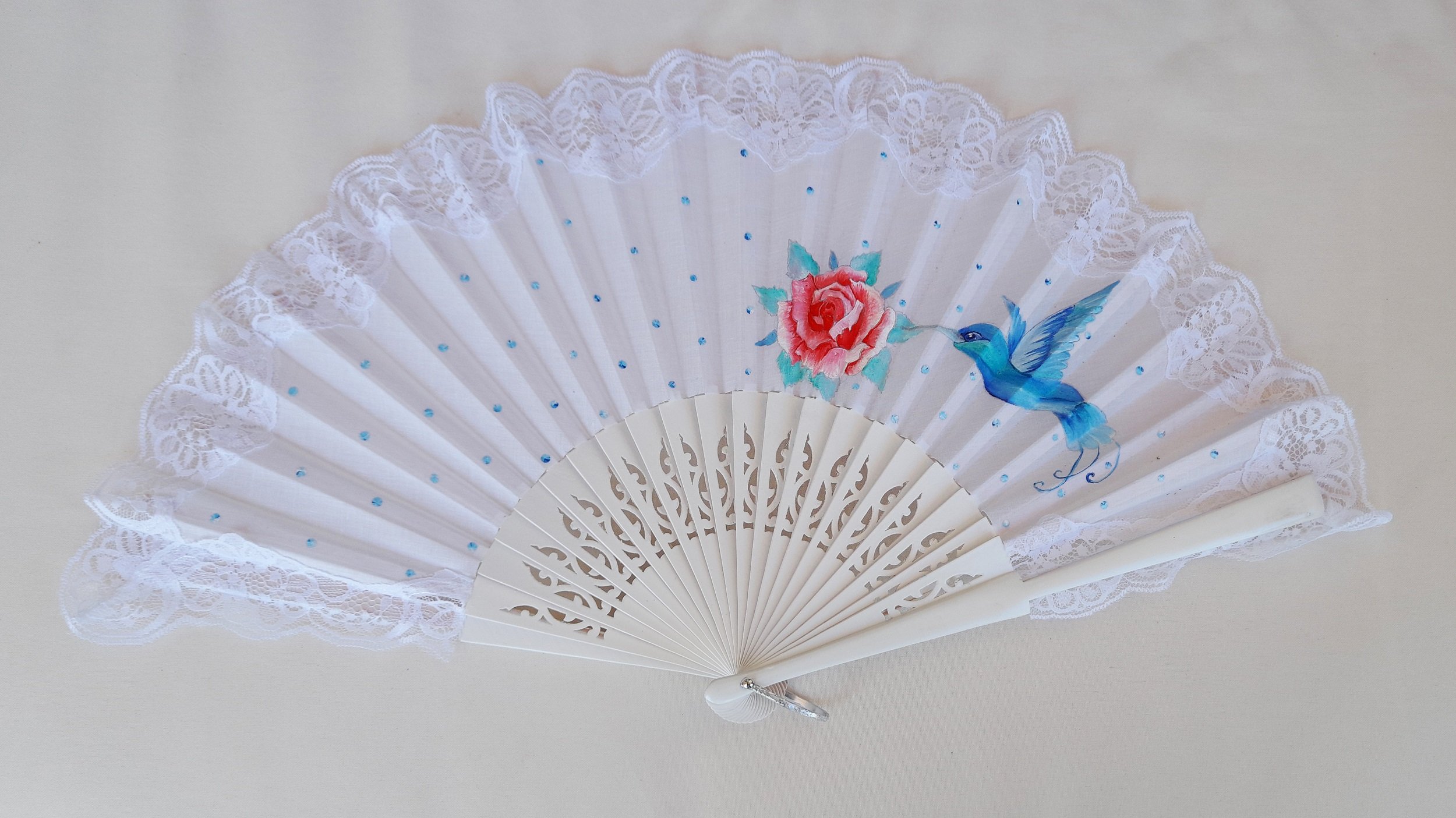 Un grand &eacute;ventail dessin&eacute; et peint &agrave; la main, un belle pi&egrave;ce customis&eacute;e d'une dentelle 