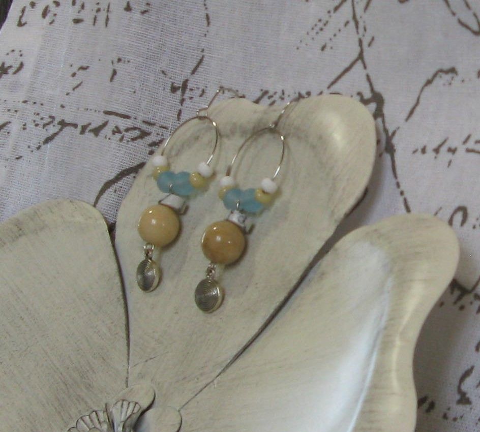 Boucles d'Oreille Fantaisie Anneau et Perles Bleu, Blanc, Beige, Création Unique