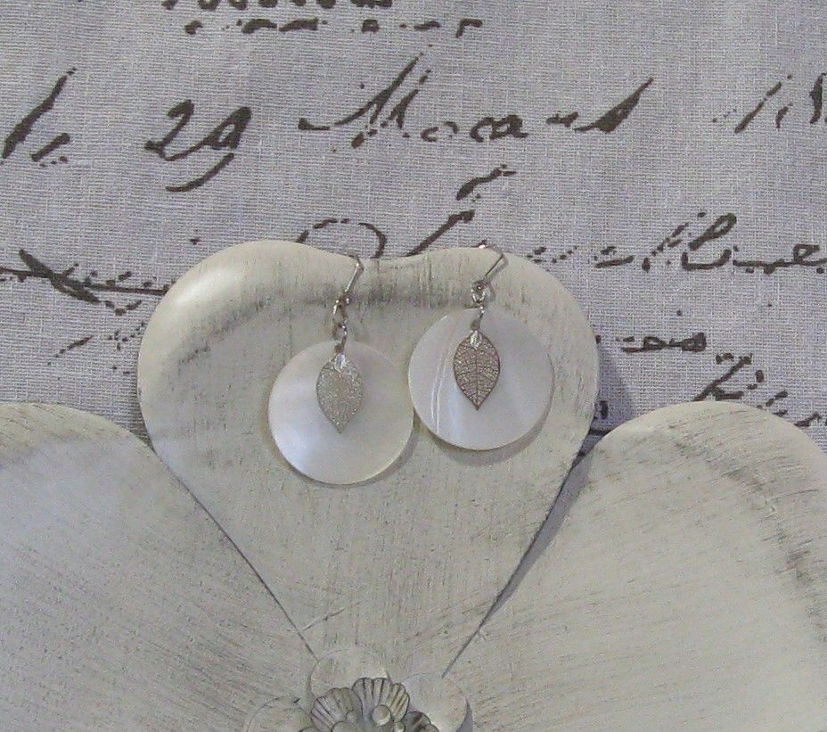 Boucles d'oreille Feuille sur Perle Nacrée, Création Unique