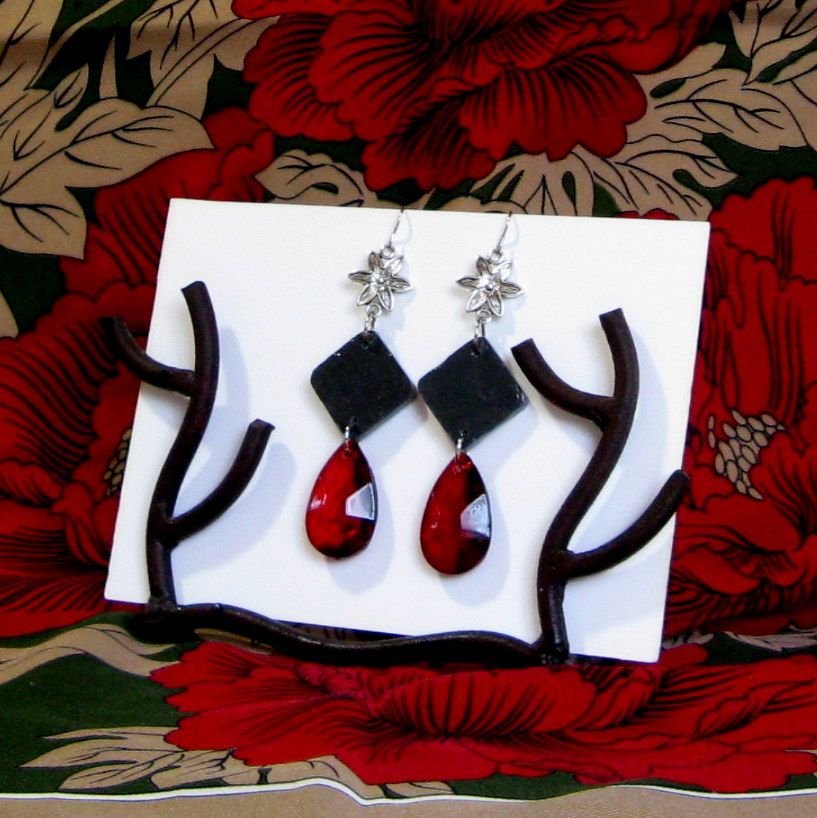Longue paire de Boucles d'oreille pour Femme en Ardoise et Perle Rouge, Création Unique 